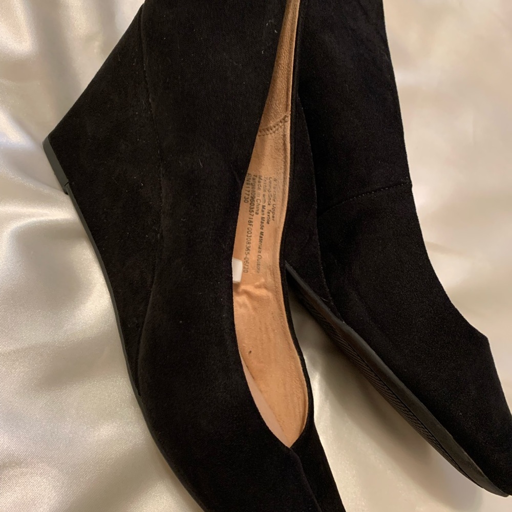Like new! A new day black suede shoes.